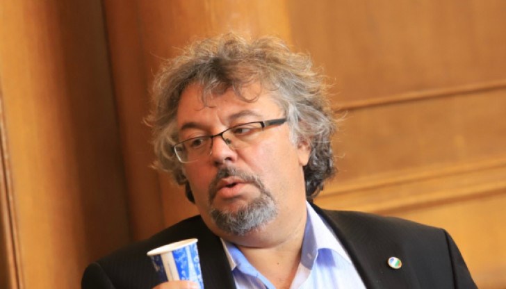 ГЕРБ, ДПС и БСП за пореден път си стиснаха ръцете зад кулисите и ни заляха с популизъм в пленарна зала, като одобриха предложения, отхвърлени от собствените им финансови експерти ГЕРБ, ДПС и БСП за пореден път си стиснаха ръцете зад кулисите и ни заляха с популизъм в пленарна зала, като одобриха предложения, отхвърлени от собствените им финансови експерти