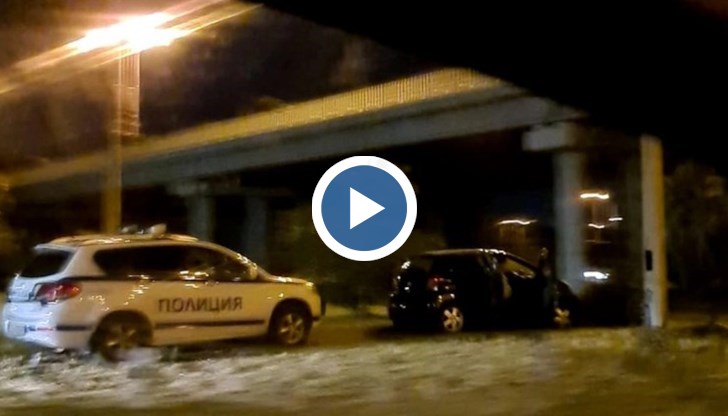 Тойота се заби в стълб