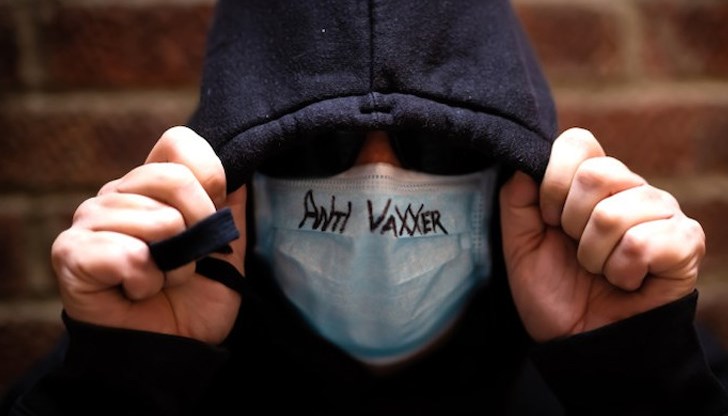 Причината е, че не са против ваксините, но не са и за тях - сиреч ситуацията е в стил "искам, но нямам желание" Причината е, че не са против ваксините, но не са и за тях - сиреч ситуацията е в стил "искам, но нямам желание"