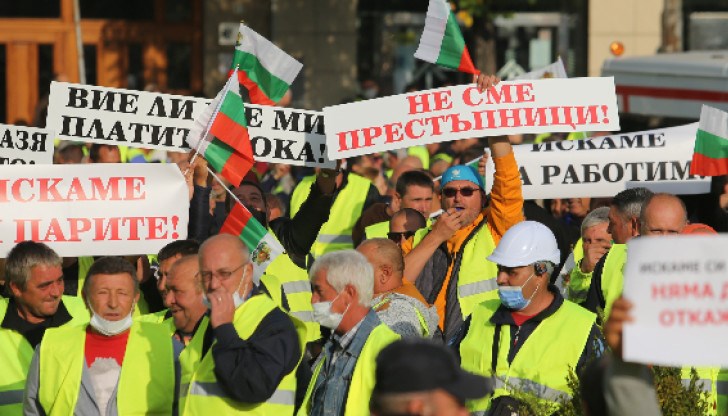 Справката показва, че по 53 договора за поддръжка на пътищата на стойност 1,026 млрд. лв. към края на юли са платени 1,279 млрд. лева. Т.е. платено е с 200 млн. лв. над договореното