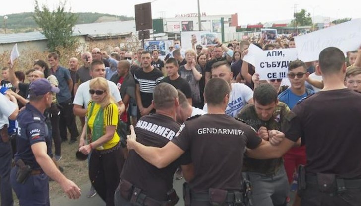 Демонстрантите разкъсаха полицейския кордон