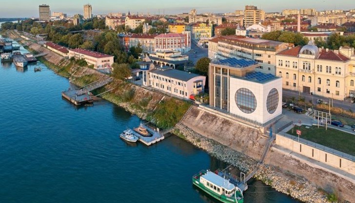 Живописните светлини на Центъра за речни информационни услуги в Русе светват официално за първи път на 10 септември 2015 г.