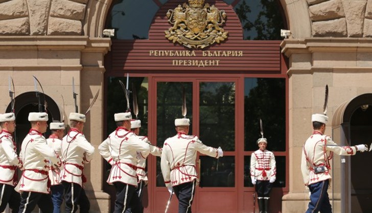 Не затихват панаирджийските комедии около необявената все още кандидатура на ГЕРБ - СДС, пише Кольовски във фейсбук