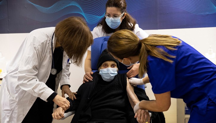 Който не се ваксинира ще остане отстранен от работа, колкото е необходимо, закани се министърът на здравеопазването в страната