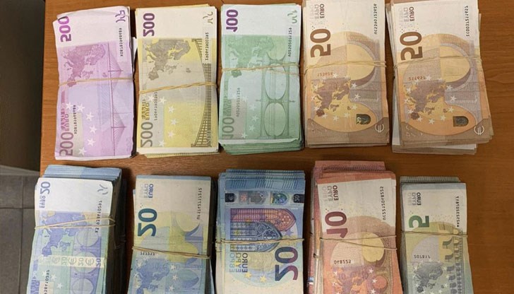 Валутата е била укрита в кабината на влекач, във фабрична кухина зад корите на малък шкаф и в страничен долап на ремаркето Валутата е била укрита в кабината на влекач, във фабрична кухина зад корите на малък шкаф и в страничен долап на ремаркето