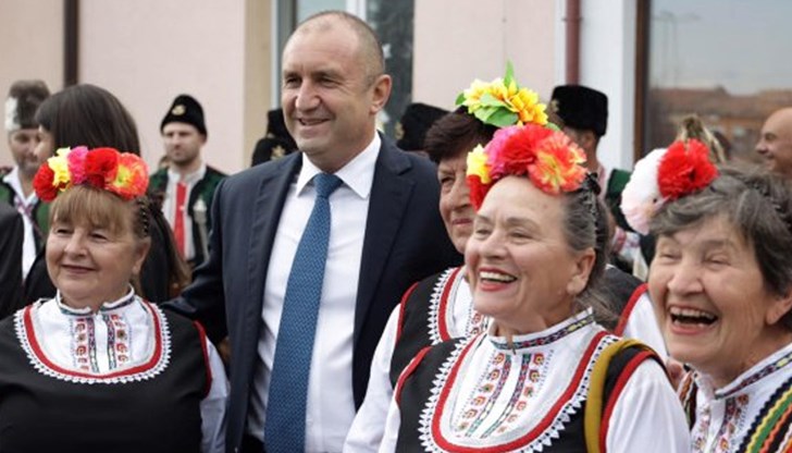 Новината е, че цялото политическо войнство доброволно превръща Радев в победител. То просто отказва да играе мач срещу него