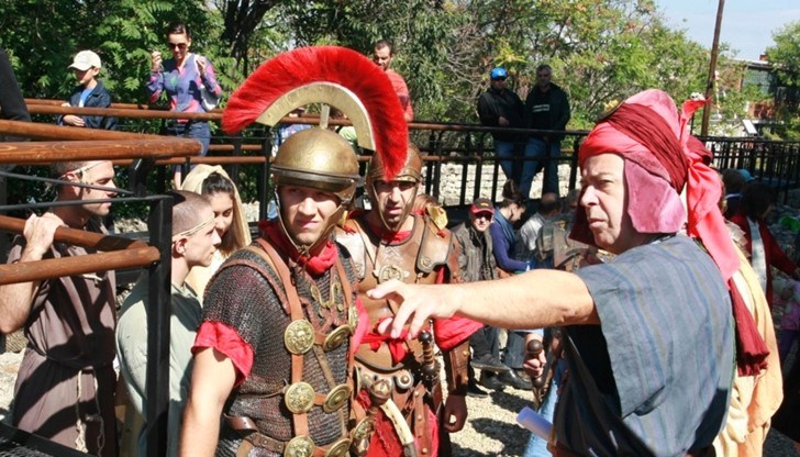 Пазарът ще отвори врати в 11.00 ч. Час по-късно – от 12.00 ч., ще започне „Приказка за Ромул и Рем“ на Група за детски театър „Камила“. В 13.00 ч. Първи италийски легион ще разкаже как древните римляни се превръщат във войни и стават част от кохортата Пазарът ще отвори врати в 11.00 ч. Час по-късно – от 12.00 ч., ще започне „Приказка за Ромул и Рем“ на Група за детски театър „Камила“. В 13.00 ч. Първи италийски легион ще разкаже как древните римляни се превръщат във войни и стават част от кохортата