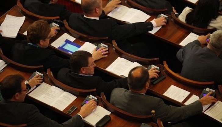 Депутатите ще разгледат на второ четене актуализацията на бюджета на ДОО и НЗОК