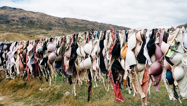 Той трябва да осигури праха и необходимия материал за прането и гладенето бельото на всички жени в селото