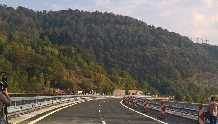 Там работата е докарана до друга поговорка - “Пари няма, действате” Там работата е докарана до друга поговорка - “Пари няма, действате”