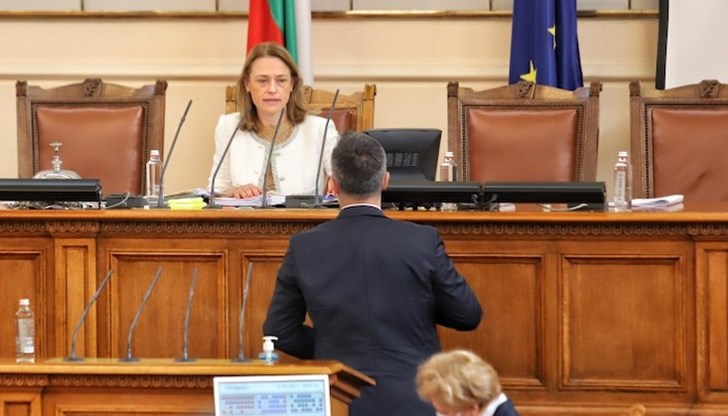 Обсада на трибуната от депутати искащи прегласуване Обсада на трибуната от депутати искащи прегласуване