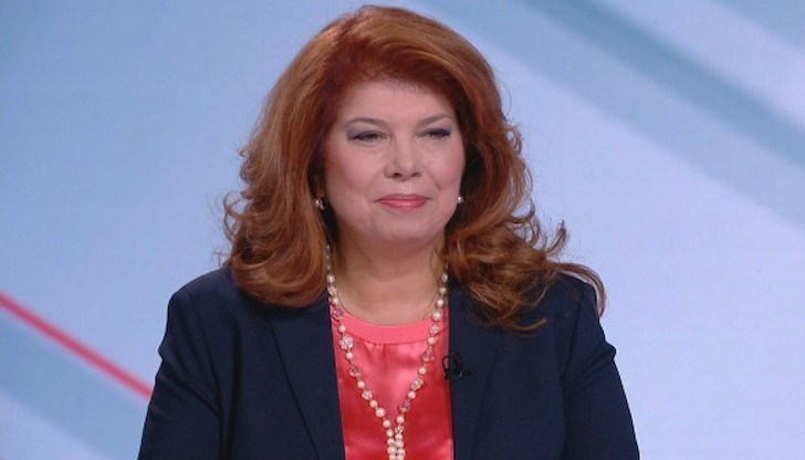 Тя даде пример с Георги Първанов ( б.р. държавен глава 2002 - 2012), който през 2001 г. е бил лидер на БСП и се кандидатира за президент Тя даде пример с Георги Първанов ( б.р. държавен глава 2002 - 2012), който през 2001 г. е бил лидер на БСП и се кандидатира за президент