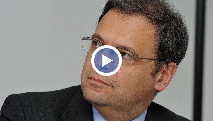 "Не очаквам драматична разлика от тяхното влизане в политиката, ще бъдат малка партия, няма да има вълна от нови спасители", каза Юлиан Попов