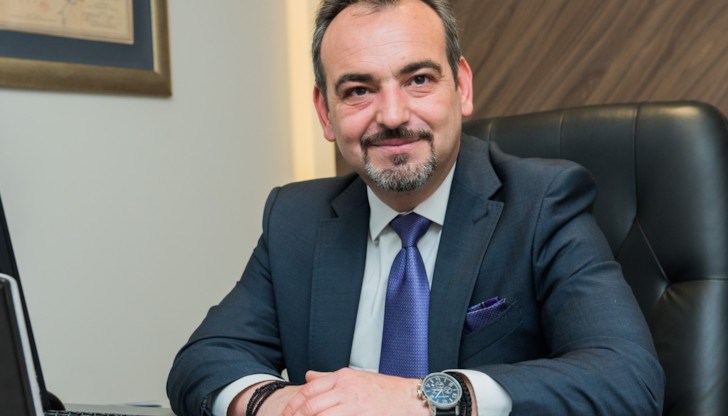 Заседанието на УС започна с едноминутно мълчание в памет на Радосвет Радев, който председателстваше БСК от 2018 г., но почина внезапно