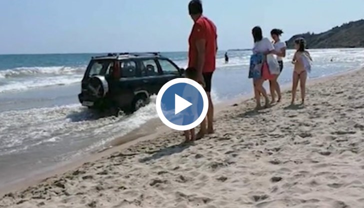 Мъжът е бил доста пиян, ударил е паркирал автомобил и е шофирал между плажните кърпи на туристите