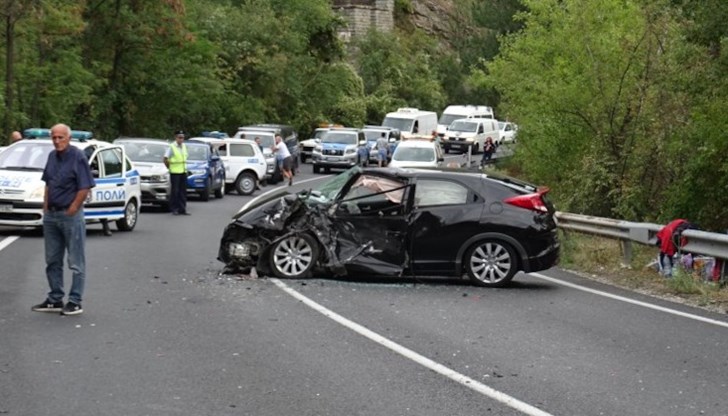 Катастрофа между автовоз "Мерцедес" и лек автомобил "Хонда" затвори главен път Е-79