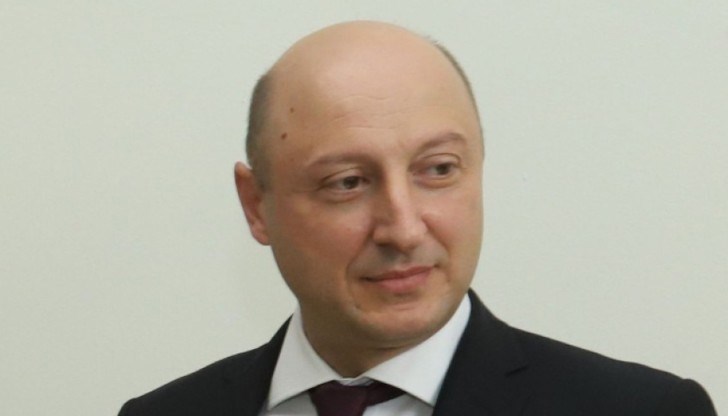 Да, потвърждавам, ще продължим да работим с него, такива са нашите планове, заяви новият служебен министър на финансите