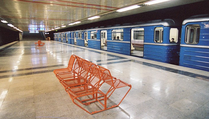 Полицаят отнесъл юмрук в лицето, докато проверява скитник в метрото Полицаят отнесъл юмрук в лицето, докато проверява скитник в метрото