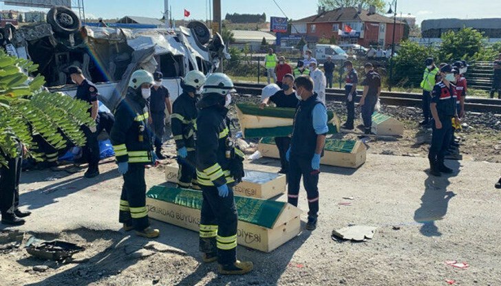 Товарен влак се е блъснал в микробус с работници