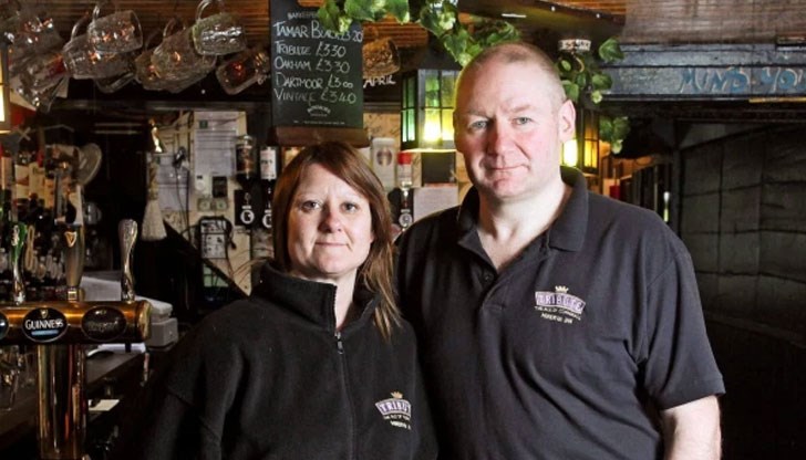 Шели и нейният съпруг отказвали да пускат по-възрастните посетители, защото смятали че за тях има по-голям шанс да се заразят Шели и нейният съпруг отказвали да пускат по-възрастните посетители, защото смятали че за тях има по-голям шанс да се заразят