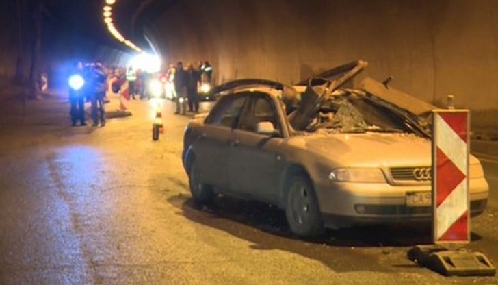 Парите са за двете деца, съпруга и майката на починалата жена, върху чиято кола падна една от лампите на тунела през 2017 година Парите са за двете деца, съпруга и майката на починалата жена, върху чиято кола падна една от лампите на тунела през 2017 година