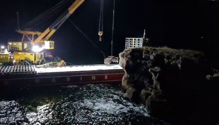 Акцията по обезопасяването на "Vera Su" преминава трудно