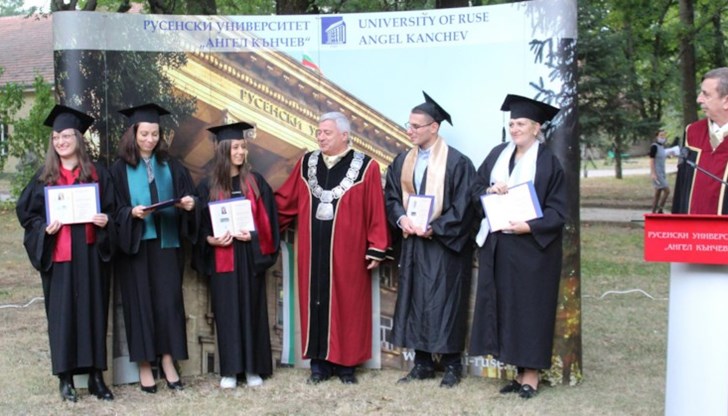 8 от тях завършват с пълно отличие