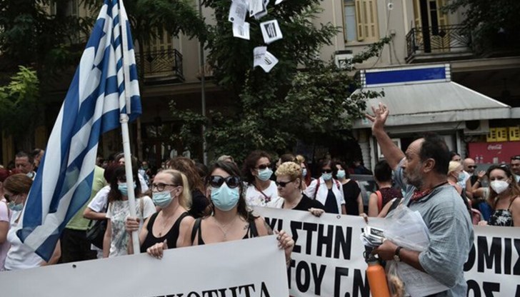 „Пациентите, които идват при нас, също не са ваксинирани. Защо тогава точно аз сега съм без работа? Сякаш ни наказват.", казва Елизабет Палиура