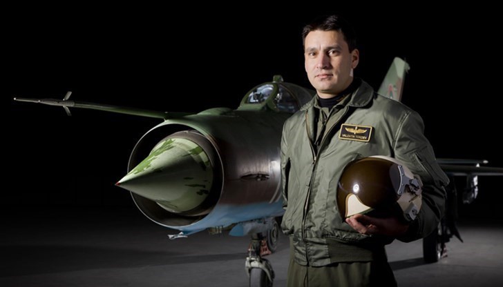 "Не е човешка грешка, загубата на пространствена ориентация е нещо специфично. Има посочена вторична причина, има неща, които е могло да бъдат направени по-добре на земята", каза военният министър