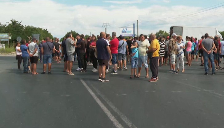 Те блокираха главния път Пловдив - Карлово на разклона за Калояново