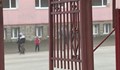 Близки на тинейджърката, пребила първокласник: Била е предизвикана