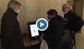 Русенци се упражняват как да гласуват на 14 ноември