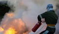 Русенските пожарникари гасиха пламнал автомобил и навес