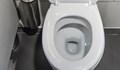 Може ли да сядаме на тоалетната чиния в обществените тоалетни?