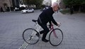 Волен Сидеров пристига с колело на протеста срещу зеления сертификат