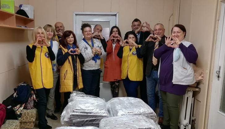 Дарението бе връчено лично от президента на дамския Лайънс клуб - РУСЕ - Наталия Константинова. Дарението бе връчено лично от президента на дамския Лайънс клуб - РУСЕ - Наталия Константинова.