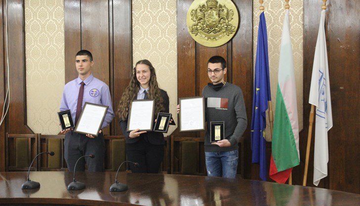 Младите хора са отличени заради постигнати изключителни резултати и завоювани отличия от национални и международни конкурси
