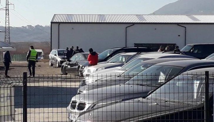 Вносителите на стари коли в България няма откъде да купят стока, а малкото налични автомобили в автокъщите в Западна Европа са твърде скъпи и на твърде много километри Вносителите на стари коли в България няма откъде да купят стока, а малкото налични автомобили в автокъщите в Западна Европа са твърде скъпи и на твърде много километри