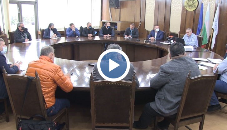 Искат общински служители да лепят плакатите им