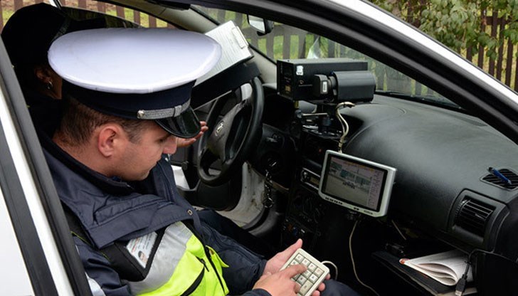 За констатираните нарушения на 41-годишния русенец са съставени 3 акта - че управлява МПС в нетрезво състояние, че е допуснал ПТП и че е неправоспособен За констатираните нарушения на 41-годишния русенец са съставени 3 акта - че управлява МПС в нетрезво състояние, че е допуснал ПТП и че е неправоспособен