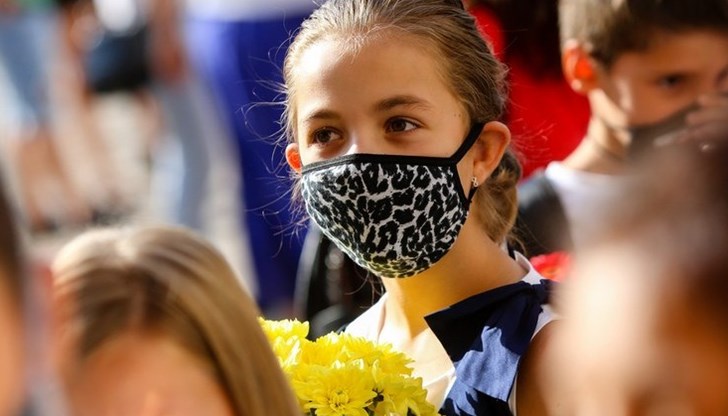 Здравният министър обясни, че в последния момент е променен прагът на възрастта, за която няма да бъде искан сертификата