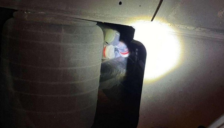 Младежът заявил пред властите, че се е качил на оста на полуремаркето на камиона на паркинг в Турция без съгласието на шофьора, искал да стигне до Англия