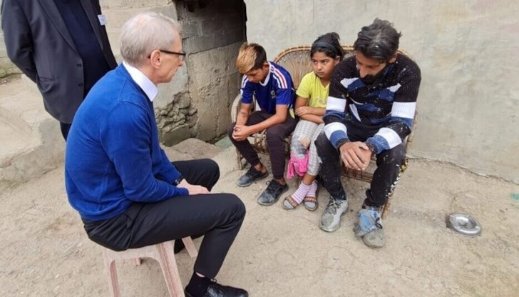 Проф. Денков убеждава днес неграмотен баща да пусне децата си на училище