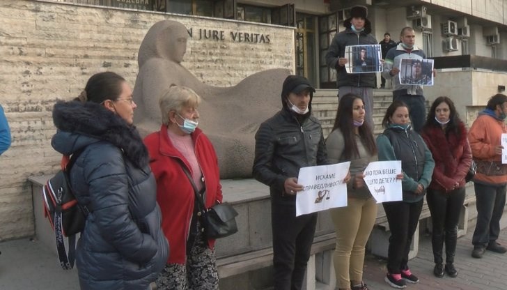 Рано тази сутрин родители и близки на петте момичета, които миналата седмица се оплакаха, че възпитателят и неговият брат са правили опити за сексуално посегателство към тях, протестираха пред сградата на съдебната палата във Велико Търново