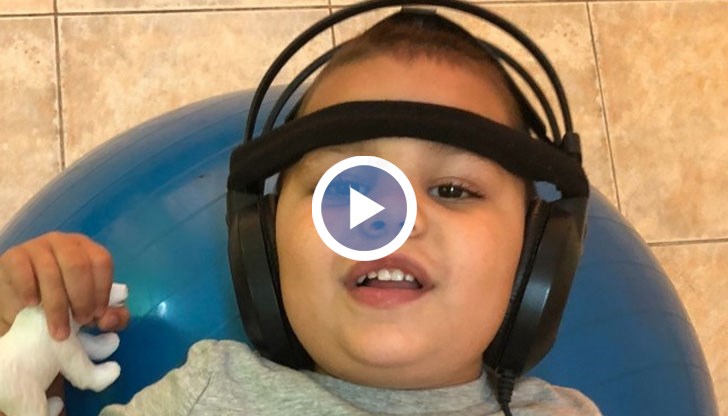 Момченцето има нужда от ежедневна рехабилитация, която вече дава резултати