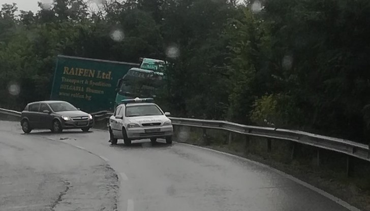 Движението се извършва в едната лента, полицаи регулират трафика Движението се извършва в едната лента, полицаи регулират трафика