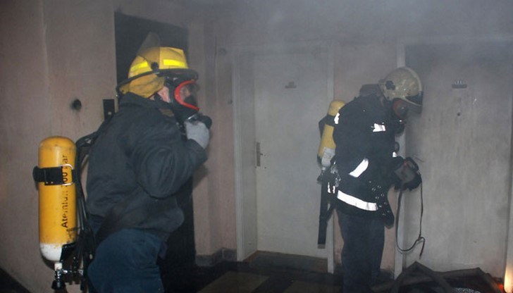 Гасиха пожар в изоставена сграда на ул. "Тулча"
