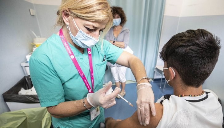 348 са със завършен имунизационен цикъл, т.е. са получили две дози от ваксината на „Пфайзер“, а други 80 чакат да им се постави втора доза