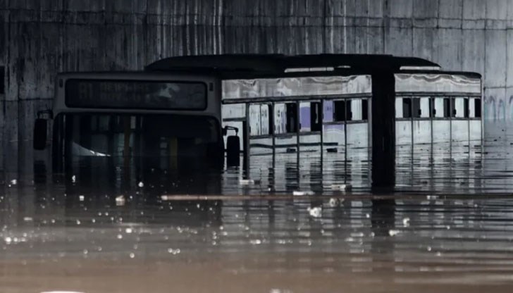 Забранено е движението по крайбрежния булевард на Атина Забранено е движението по крайбрежния булевард на Атина