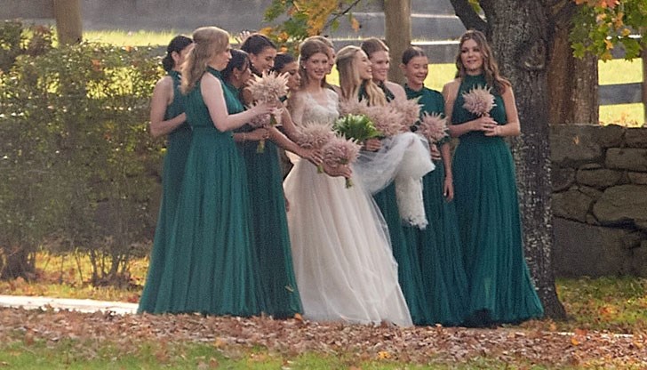 25-годишната Дженифър Гейтс бе облечена в рокля на Вера Уанг